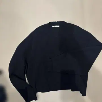 crie conforto 블랙 크롭 니트 스웨터