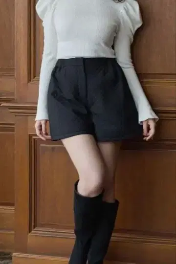 새상품 herlipto Quilted Flare Bell Shorts