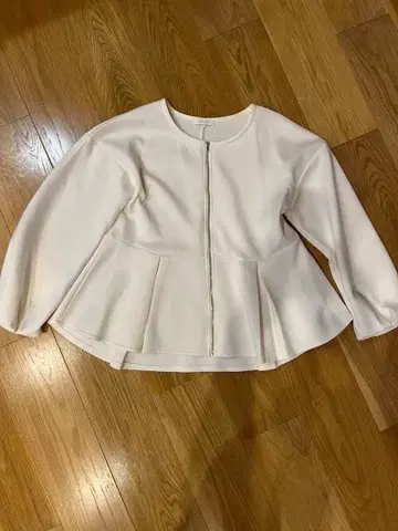 화이트 플레어 실루엣 긴팔 상의 F