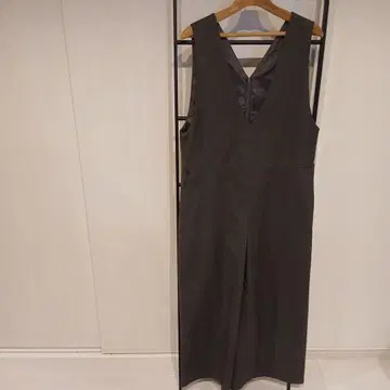 다크 그레이 V넥 올인원