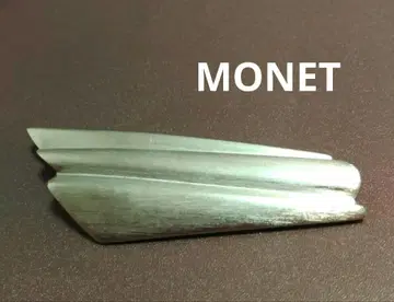 MONET 유선형 실버 브로치