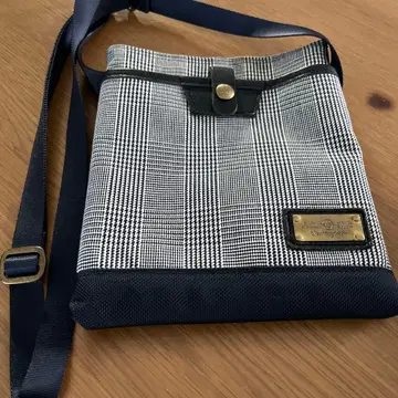 내수성 체크 무늬 숄더백 masterpiece