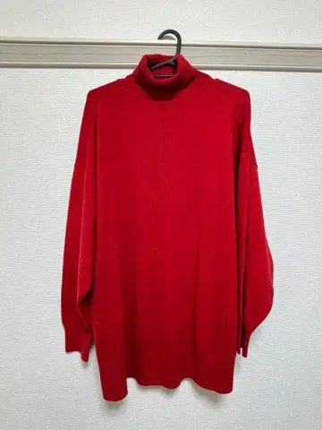 빨간색 터틀넥 니트 스웨터