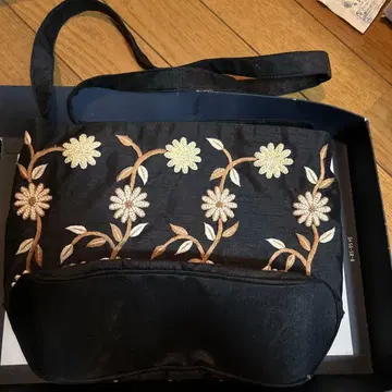 꽃무늬 자수 숄더백 블랙