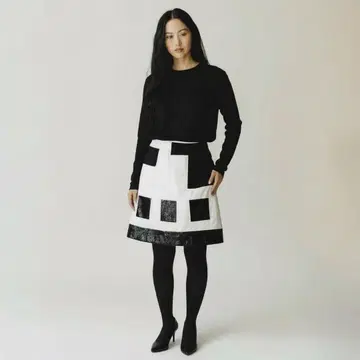 투 비 시크 M 무릎 기장 스커트 화이트 블랙 스팽글