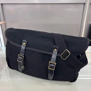 Libra Cue 리브라큐 포스트맨 숄더백