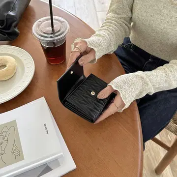 블랙 3단 폴더형 지갑 퀼팅 디자인