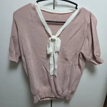 핑크 V넥 스웨터와 니트 스트라이프 스커트 세트