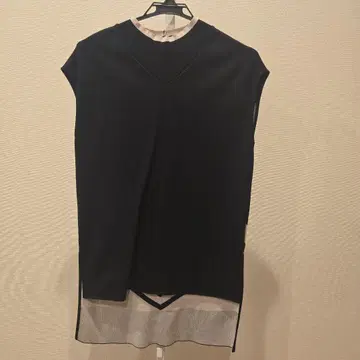 ADORE 슬리브리스 튜닉 블랙 V넥