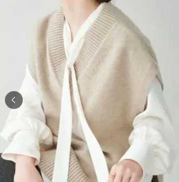 [ 새상품급 ] 이에나 새틴 보타이 스키퍼 블라우스