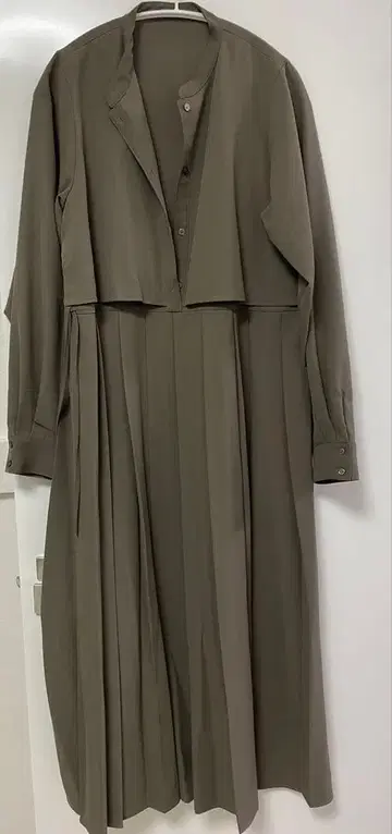 KBF 긴팔 플리츠 드레스 올리브 그린