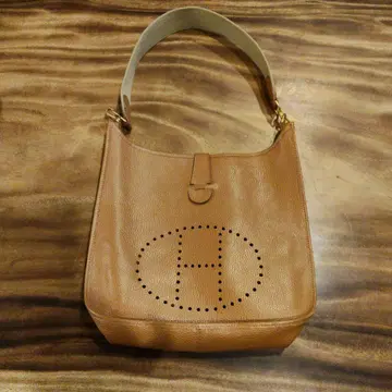 H 뱅킹 H형 컷팅 H 로고 마크 브라운 가죽 숄더백