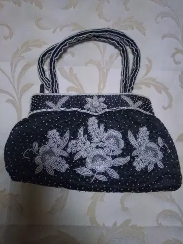 비즈 자수 들어간 블랙 포멀용 핸드백