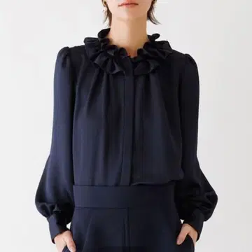 DESIGNWORKS 새틴 넥 프릴 블라우스 네이비