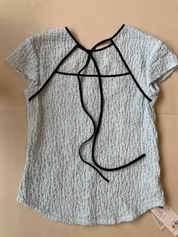 CODE A 반팔 슈링크 블라우스