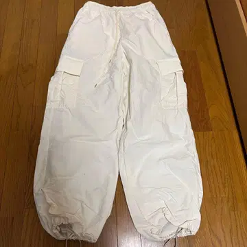 화이트 카고 팬츠
