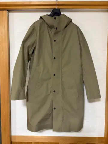 유니클로 카키 후드 부착 모즈 코트