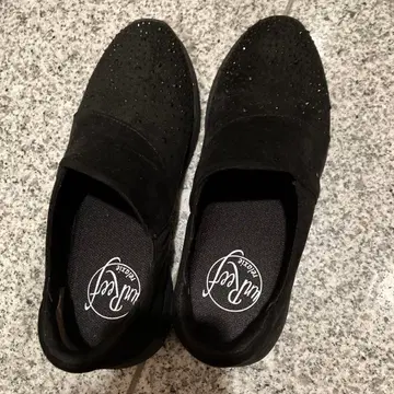 블랙 스웨이드 비쥬 장식 슬립온