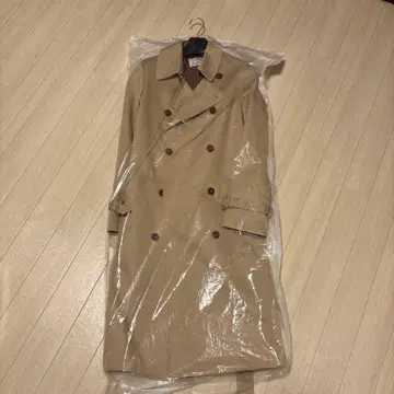 베이지 더블 브레스트 트렌치코트