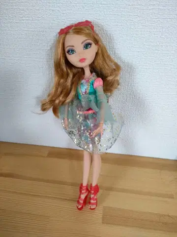 인형 시리즈 [에버 애프터 하이]의 애슐린 엘라 인형