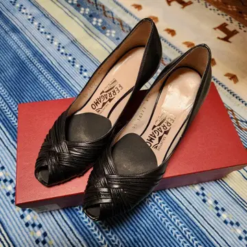 [인기 제조사] Ferragamo 블랙 하이힐 오픈토