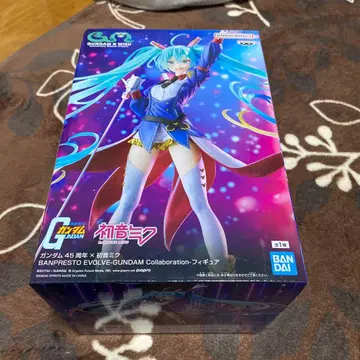 하츠네 미쿠 GUNDAM 45주년 콜라보 피규어