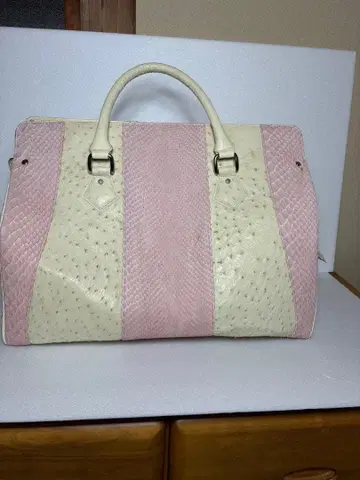 여행 가방 핑크와 화이트 내부 깨끗함