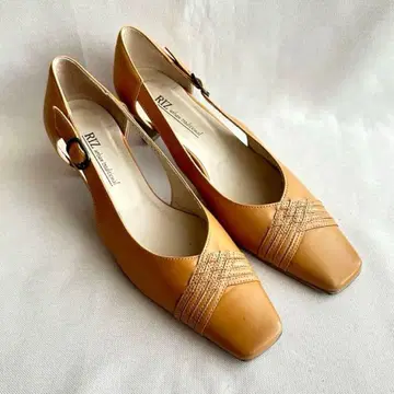 새상품급 리즈 어반 트래디셔널 베이지 스퀘어 펌프스 23.5cm