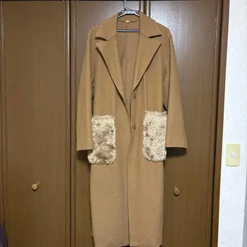 퍼 달린 포켓 베이지 롱 코트