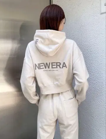 GYDA NEWERA 콜라보 크롭 후디 & 조거 팬츠 세트