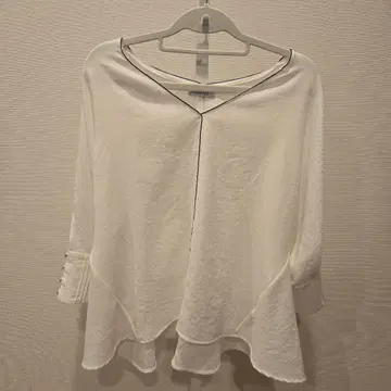 화이트 오부 소매 V넥 셔츠