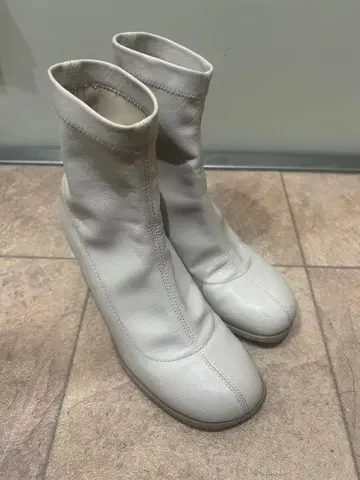 화이트 부츠 raycassin 4년 정도 전에 구매 사용감은 있습니다.