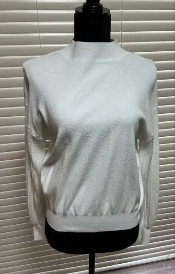 화이트 긴팔 니트 스웨터 사이드 뜨개질 디자인