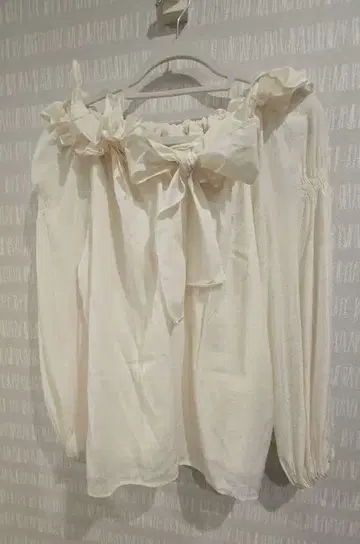 셀포드 아이보리 프릴 리본 긴팔 블라우스