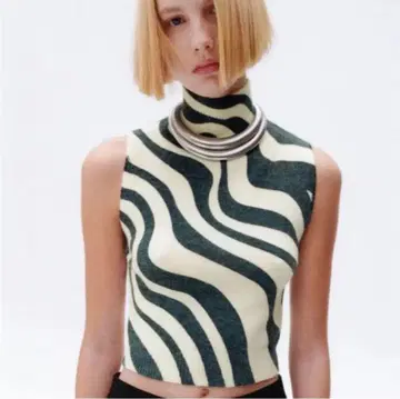 새상품 웨이브 제브라 터틀 하이넥 니트 베스트 아이보리 블랙