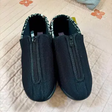 블랙 지퍼 달린 간호화 23cm