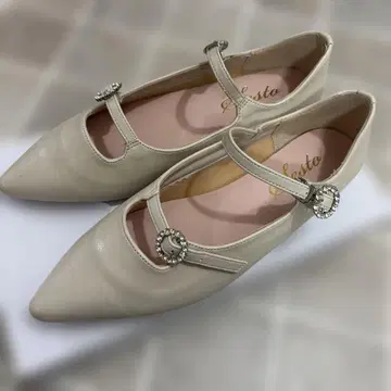 비쥬 포함 베이지 스틸레토 플랫슈즈