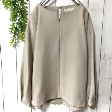 새상품급 any sis 상의 가슴 부분 골드 금장 장식 베이지 M