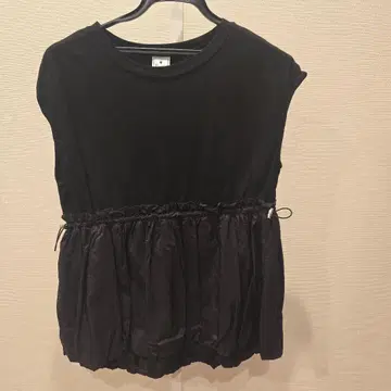 블랙 슬리브리스 상의 허리밴딩 포함