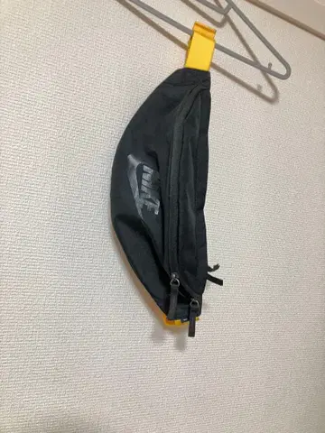 NIKE 숄더백 블랙/옐로우 컬러