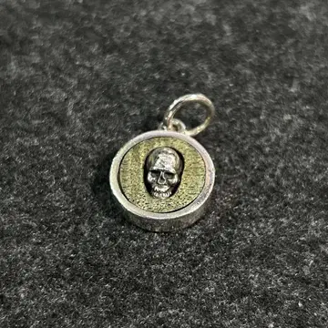 STANLEY GUESS 우드 스컬 펜던트 탑 스탠리 게스