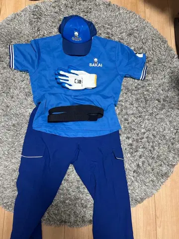 사카이 이사 센터 모자 티셔츠 목장갑 벨트 팬츠입니다.