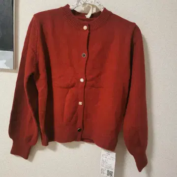 빨간색 버튼 달린 가디건