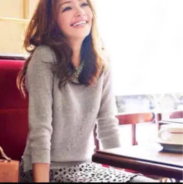 JUSGLITTY 저스길리티 비쥬 부착 이소재 니트 그레이