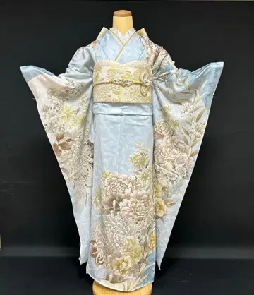 스카이블루 색상의 고급 모란과 국화 후리소데 풀세트