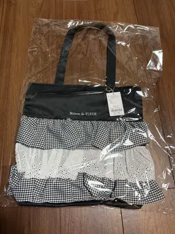 Maison de FLEUR 새틴 프론트 프릴 스퀘어 토트백