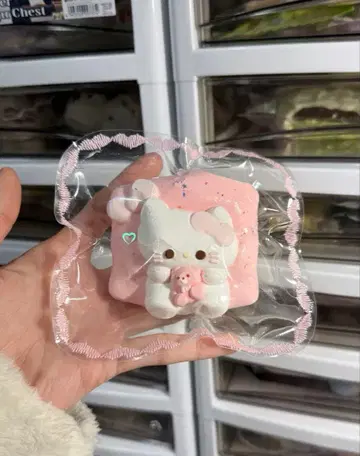 빈둥거리는 키티 소파에서 뒹굴뒹굴 스퀴즈