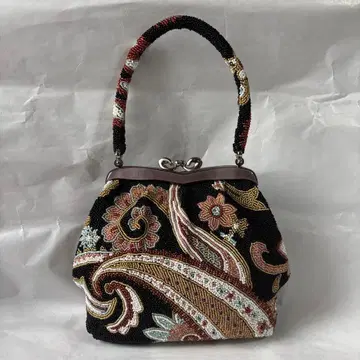 꽃무늬 비즈 자수 백 미사용급 가마구치 타입