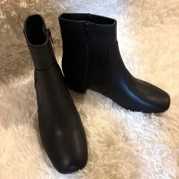 극미품 오리엔탈 트래픽 블랙 지퍼 부티 중간 힐 23.5