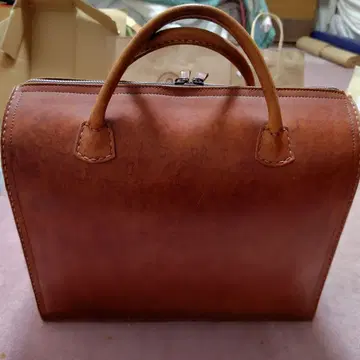 브라운 누메 가죽 트래블 백